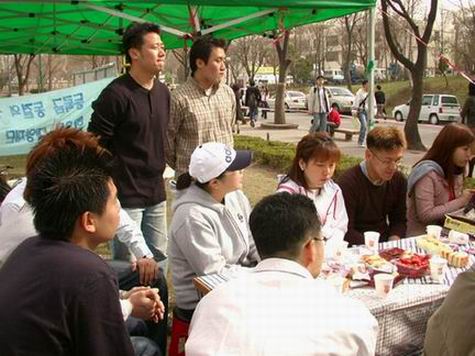 3월 30일 천막농성장에 합류하며 정재경 총학생회장이 인사말을 하고 있다. 